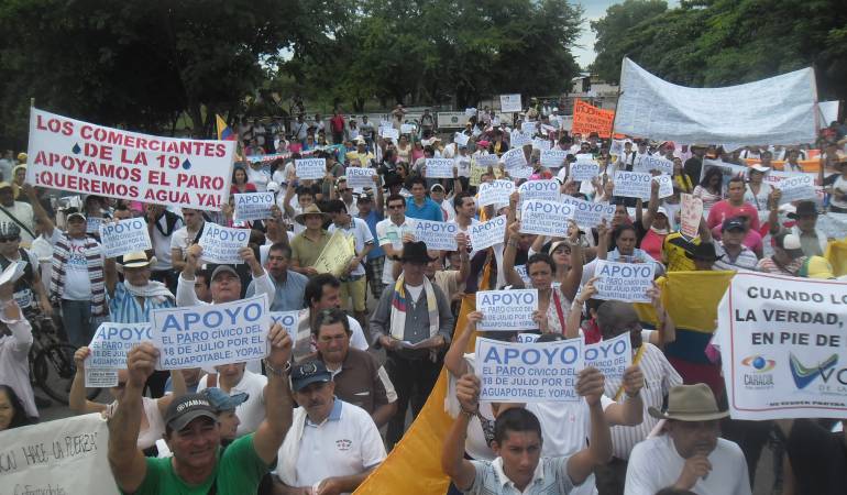 Habitantes protestan por falta de agua.