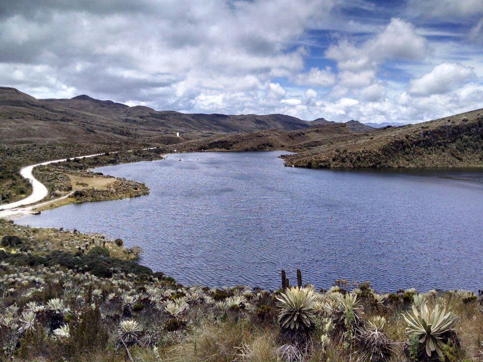 La laguna de Los Tunjos marca el inicio de Sumapaz, el páramo más grande del mundo. En este cuerpo de agua sagrado para los muiscas nace el río Tunjuelo, afluente que en su paso por Bogotá pierde toda su pureza