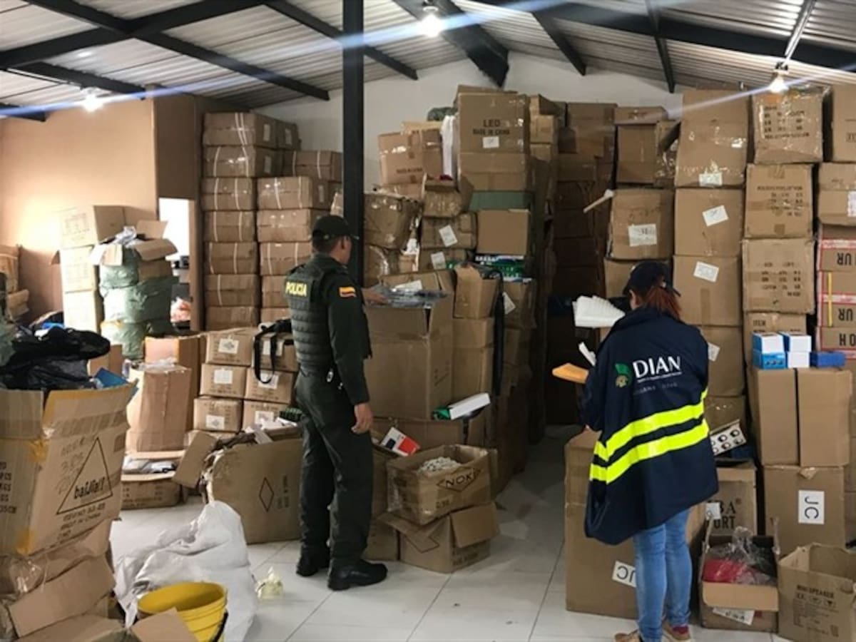 Decomisan un millón de prendas de vestir de contrabando en Bogotá
