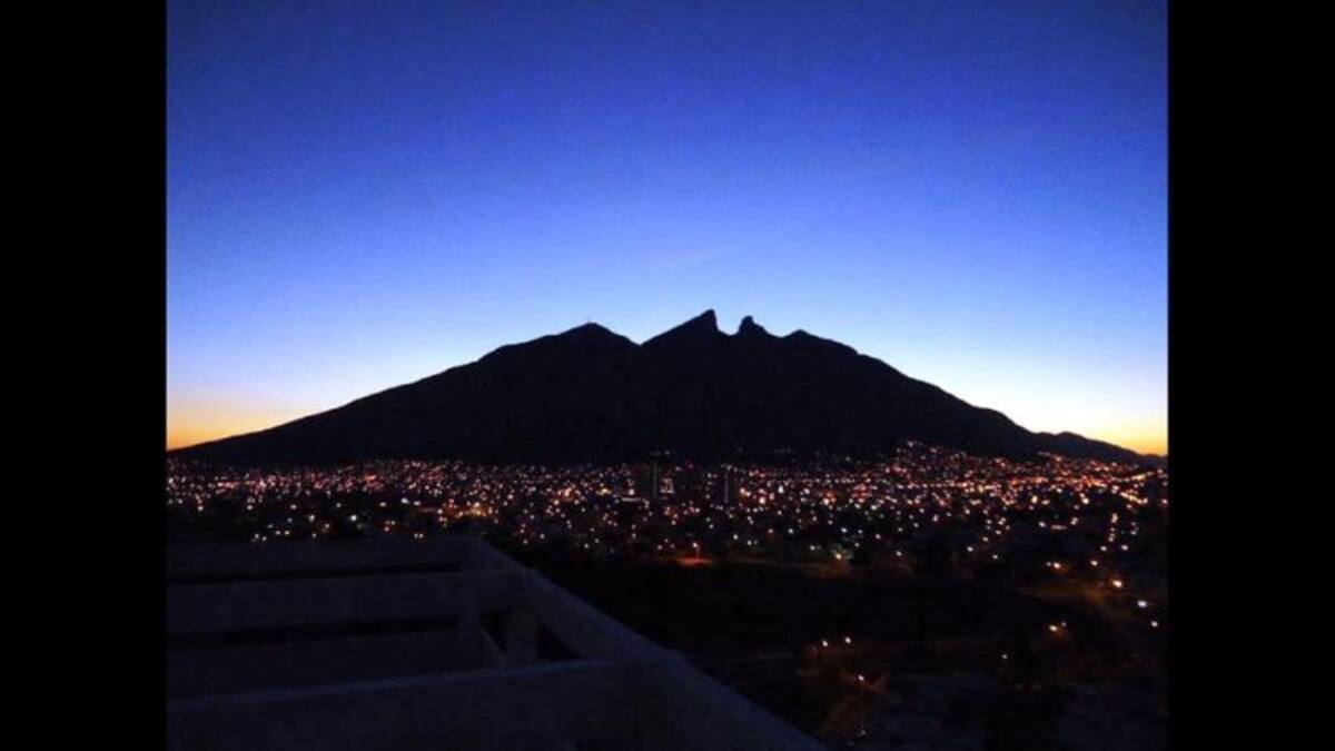 “Monterrey es la capital del estado de Nuevo León, en México, y es considerada la capital industrial de México. Su monumento natural es el Cerro de la Silla, que aparece en la foto”, comenta Hilario Niño Tovar.