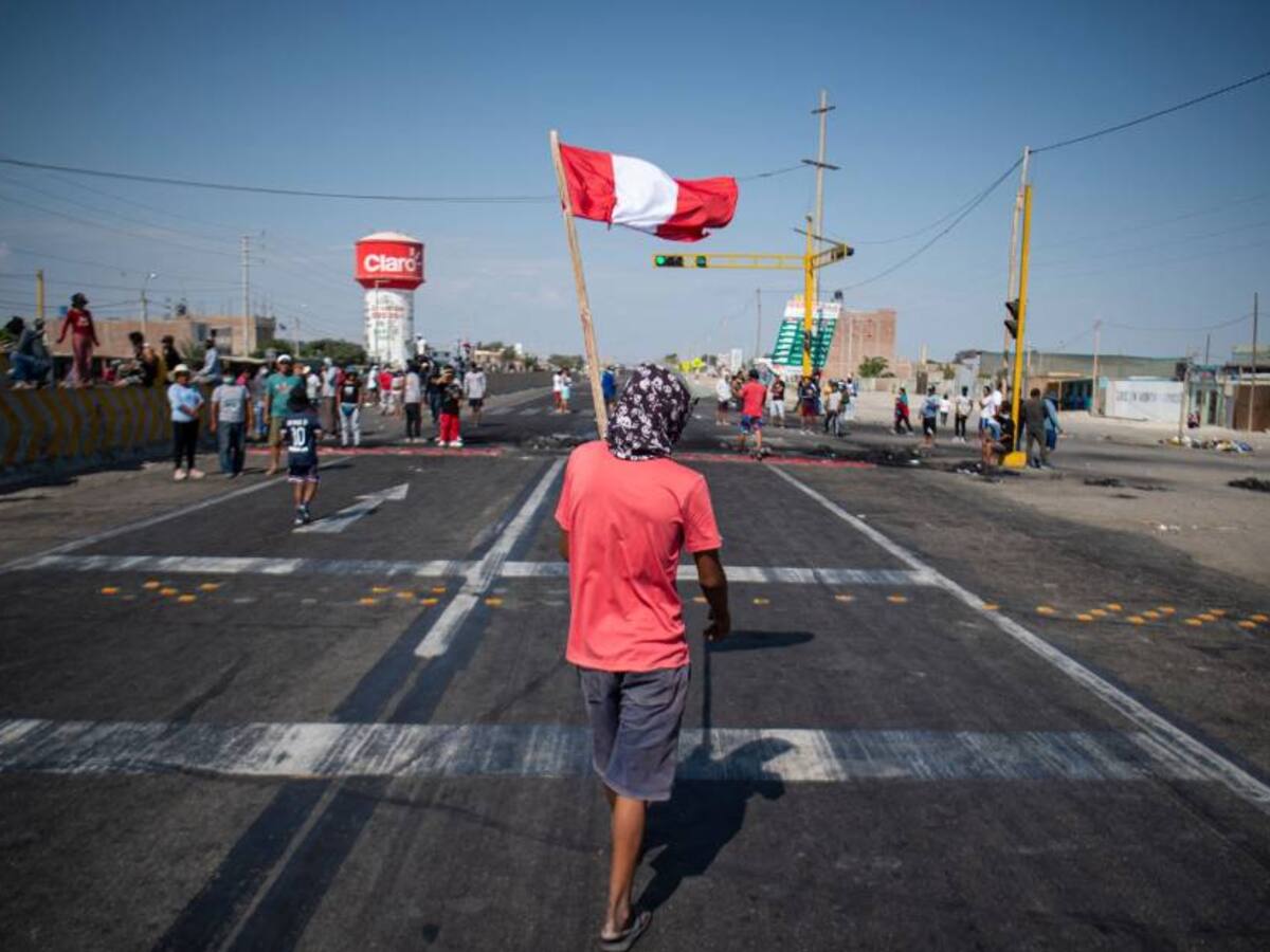 Paro parcial de transporte causa bloqueo de rutas y suspensión de clases en Perú