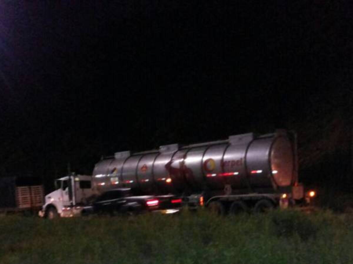 Camioneros bloquean parcialmente vía al aeropuerto Palonegro en Bucaramanga