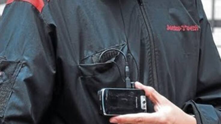Diseñan chaqueta para cargar la batería de celulares