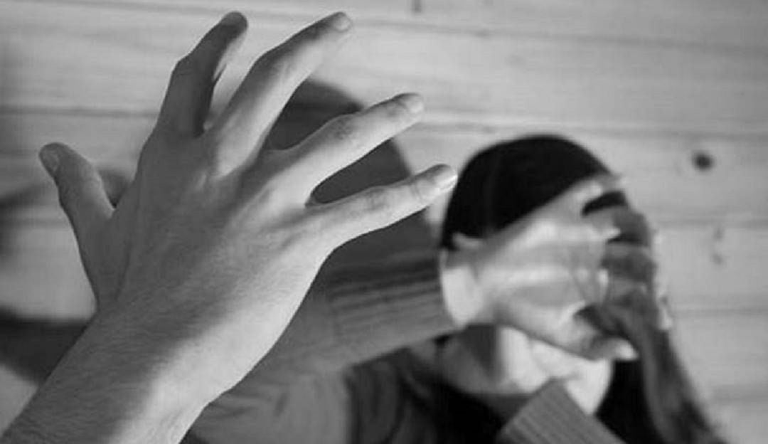 En uno de los casos uno de los procesados golpeó, siguió a la víctima y la hirió con arma cortopunzante amenazándola de muerte.