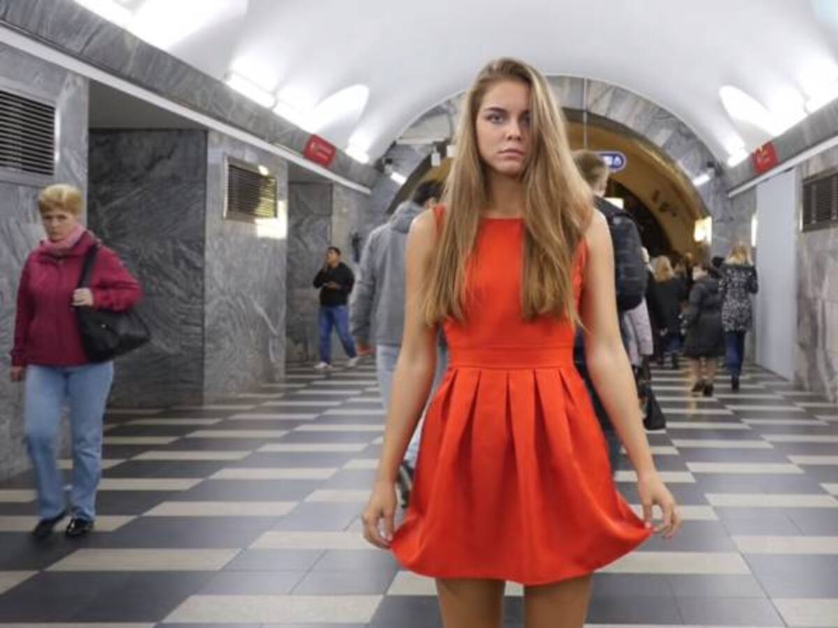 Activista rusa se levanta la falda para protestar contra el acoso