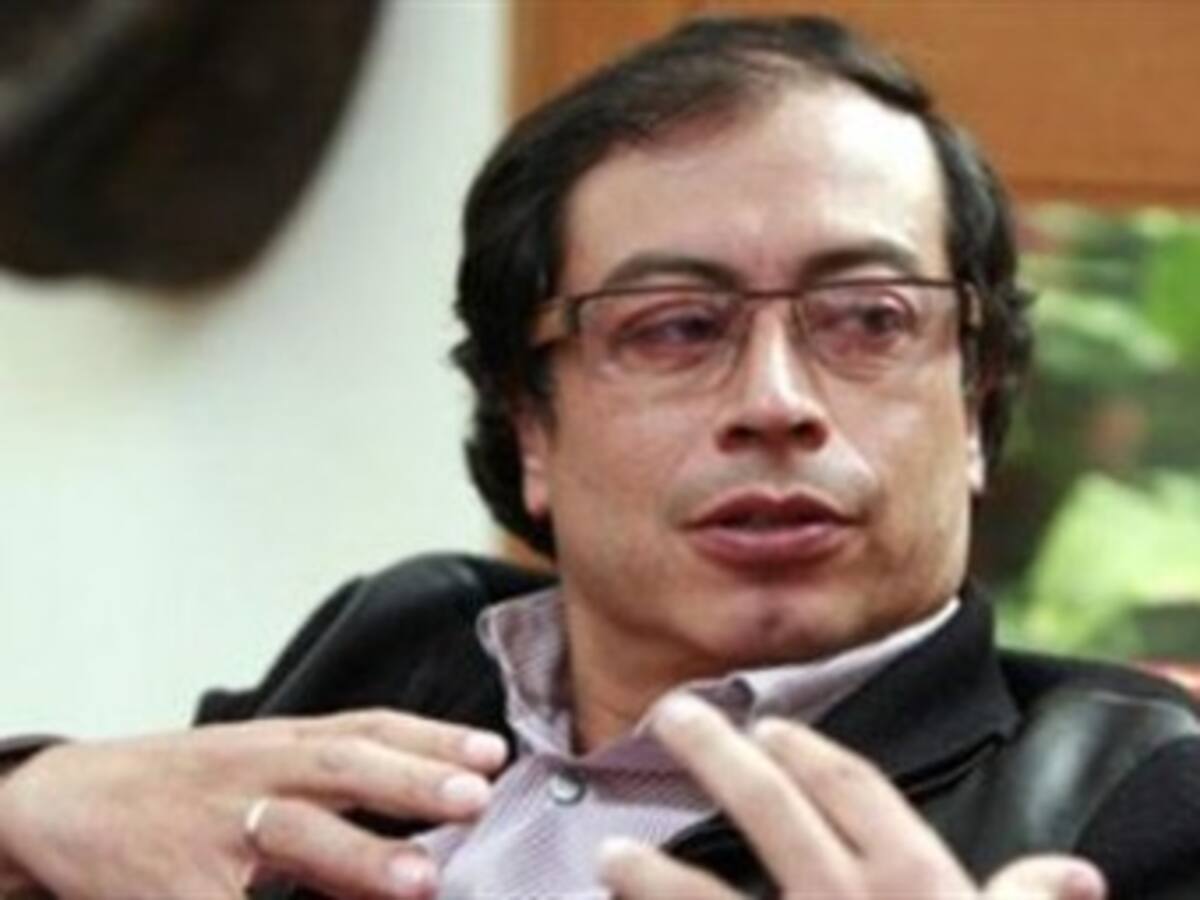 Petro califica de “temerarios y calumniosos” señalamientos que lo involucran con desplome de acción de EEB