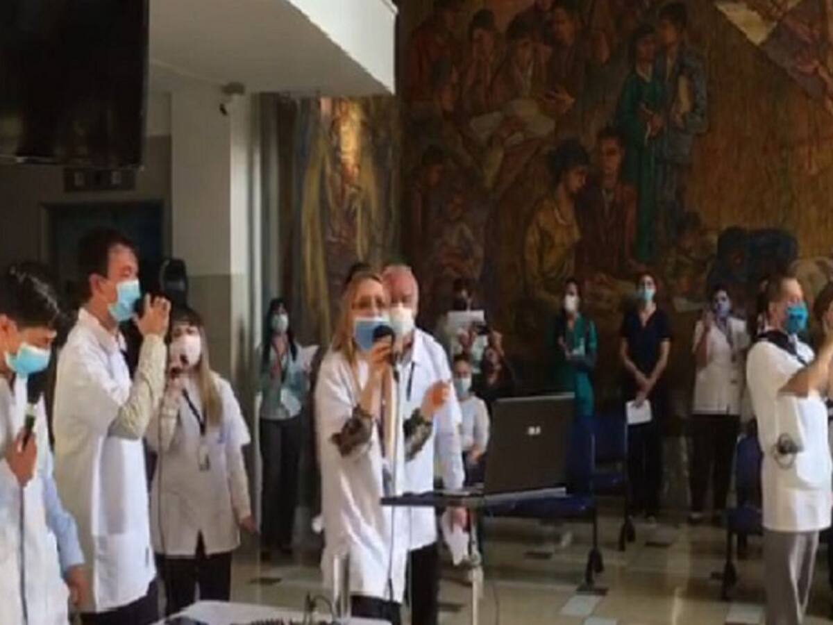Personal de la IPS Universitaria cantan y bailan para alegrar sus jornadas