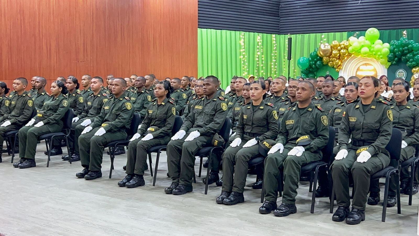 63 jóvenes realizaron la ceremonia de juramento de bandera como auxiliares de Policía