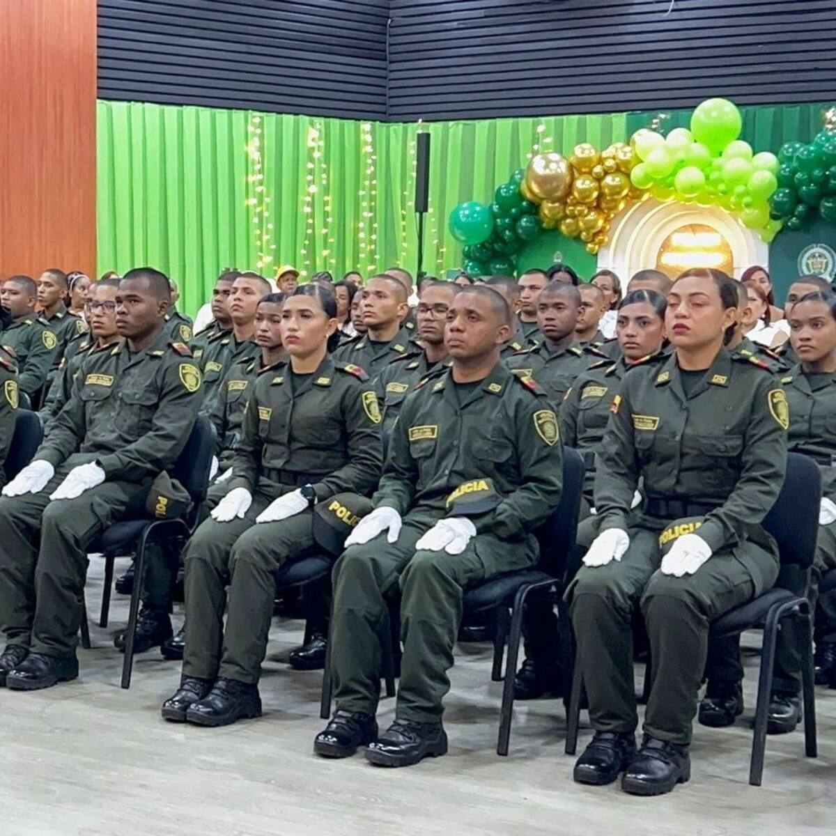 63 jóvenes realizaron la ceremonia de juramento de bandera como auxiliares de Policía