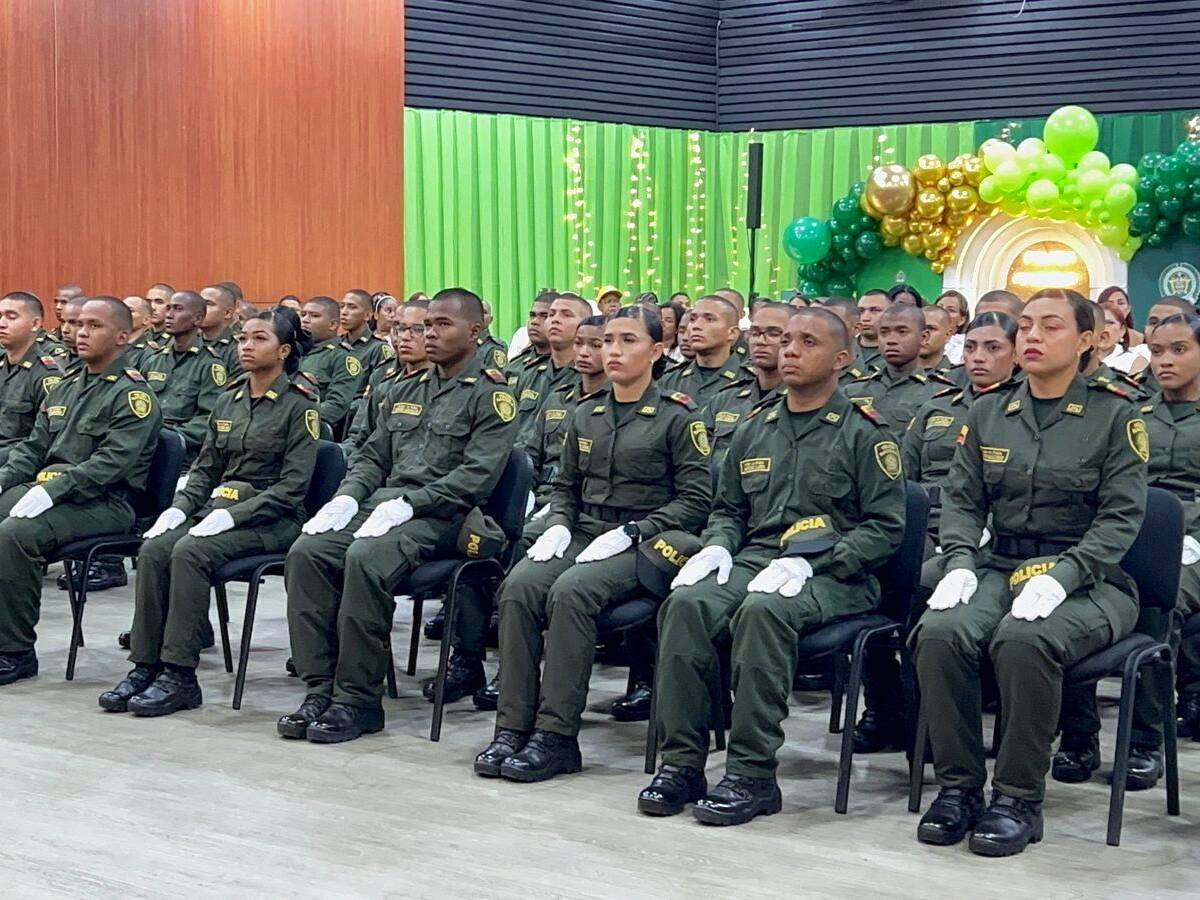 63 jóvenes realizaron la ceremonia de juramento de bandera como auxiliares de Policía