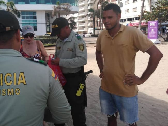 Cobran $200 mil a turista argentina por unos zapatos de playa en Cartagena