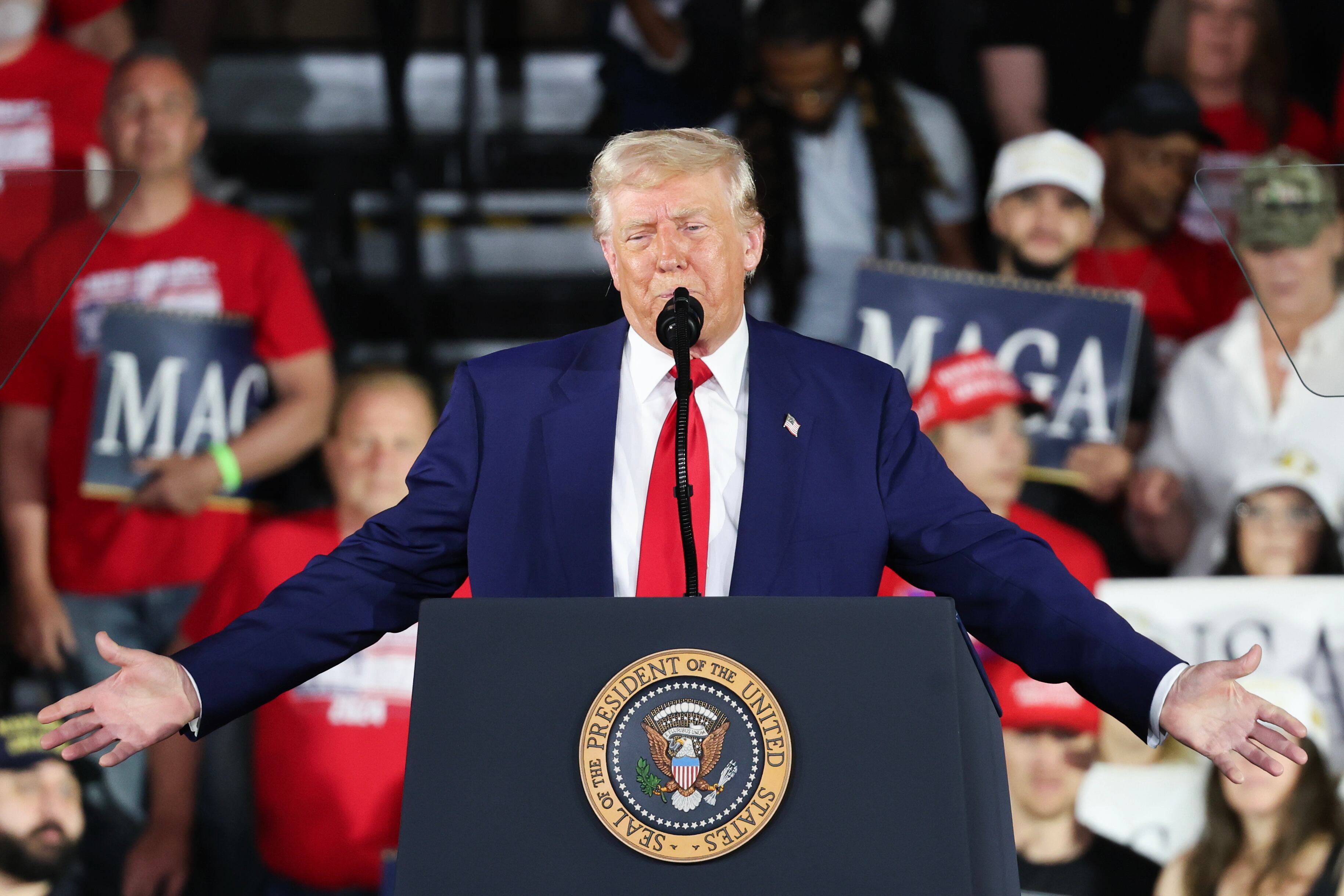 AME3810. MÍCHIGAN (ESTADOS UNIDOS), 29/04/2025.- El presidente, Donald Trump, habla durante la celebración de los primeros 100 días de su segundo mandato este martes, en Míchigan (Estados Unidos). Trump plantó cara a las distintas resoluciones emitidas por los tribunales e incluso por el Supremo contra sus políticas y aseguró que nada lo detendrá en su objetivo de mantener el país "seguro de nuevo". EFE/ Octavio Guzmán