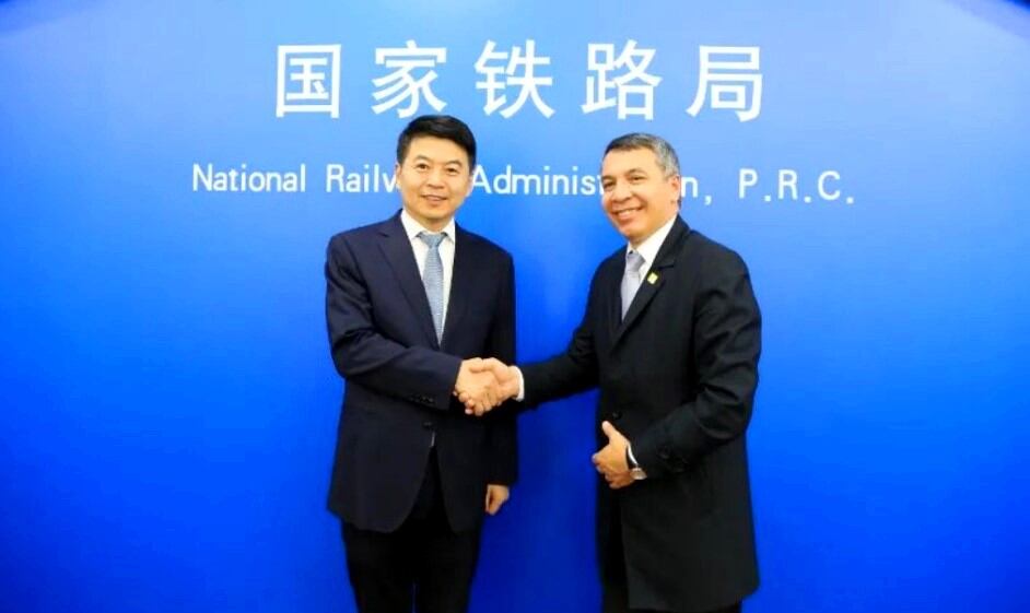 Ministro de Transporte, William Camargo Triana, y el director de la Administración Nacional de Ferrocarriles de China, Fei Dongbin. Cortesí MinTransporte.