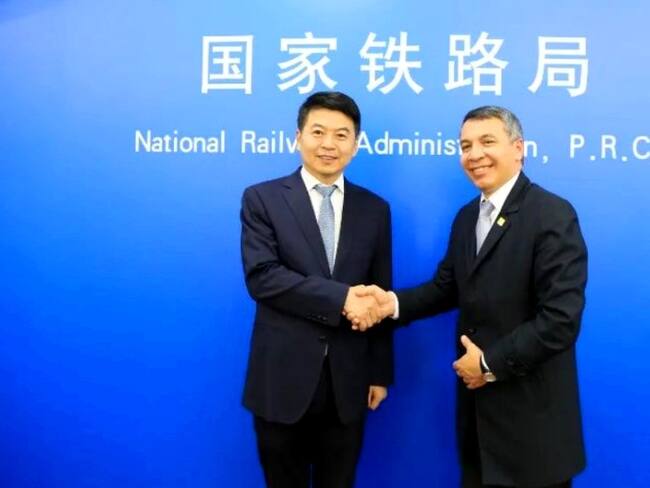 Ministro de Transporte, William Camargo Triana, y el director de la Administración Nacional de Ferrocarriles de China, Fei Dongbin. Cortesí MinTransporte.