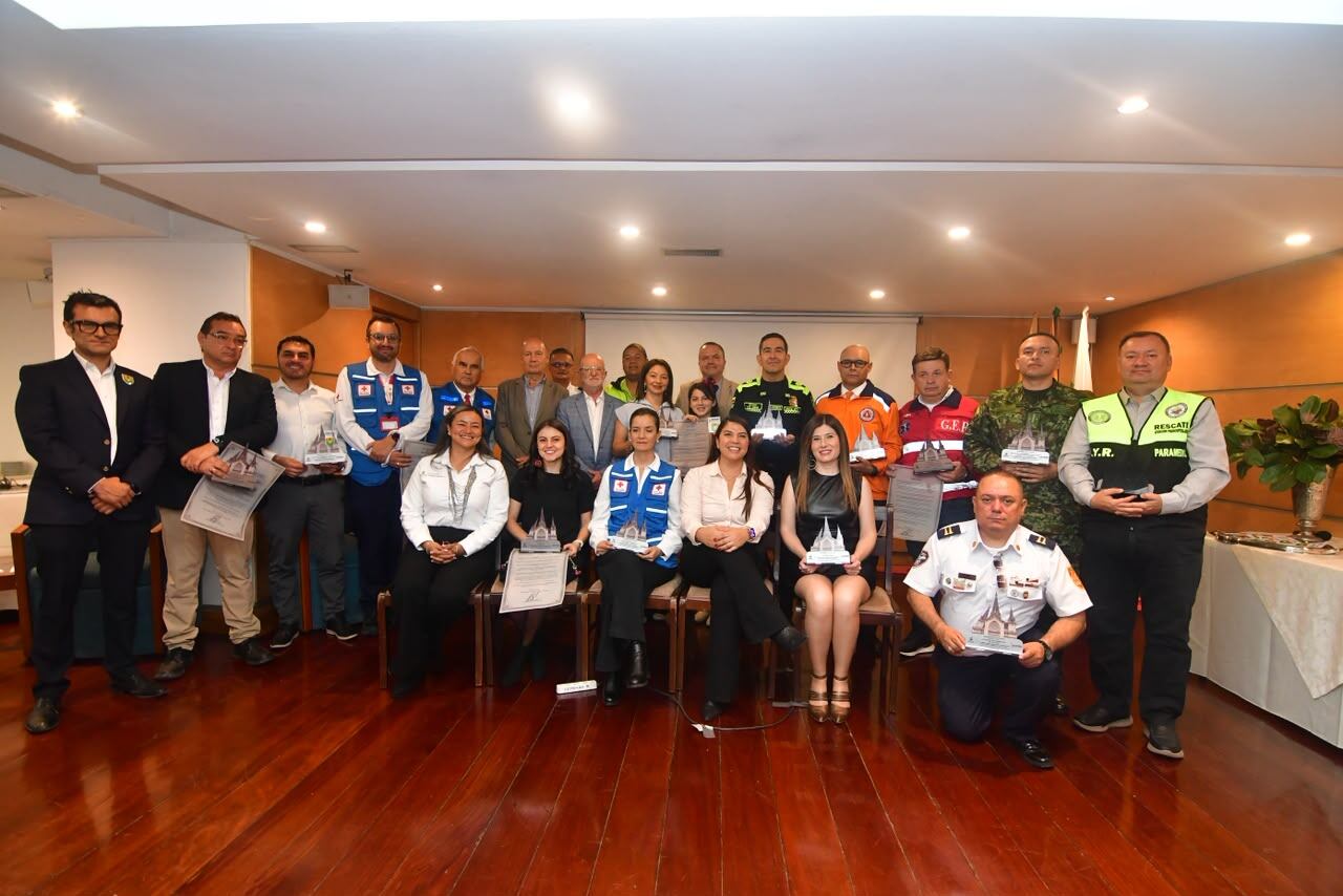 Representantes de organismos de socorro, gremios y entidades territoriales reconocidas por la labor y gestión a raíz del terremoto del 10 de agosto. Foto suministrada.