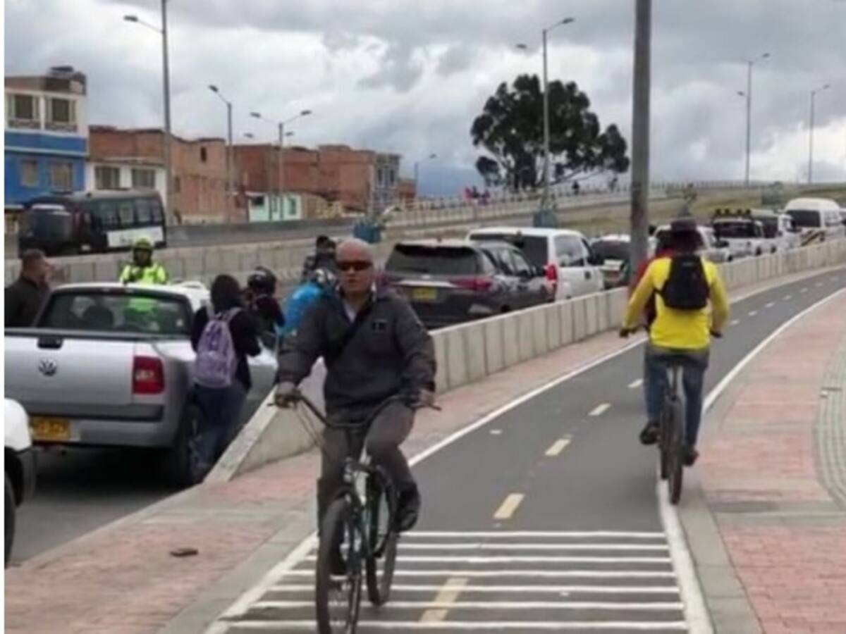 Cogen al alcalde Peñalosa mal parqueado