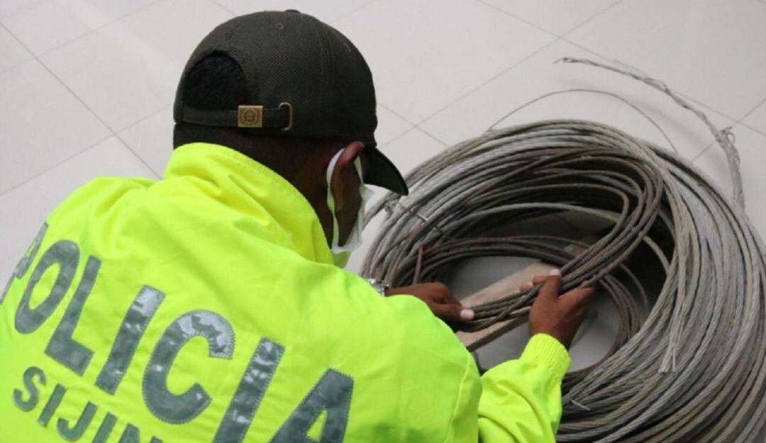 La Policía en sus operativos contra el robo de cables. 
