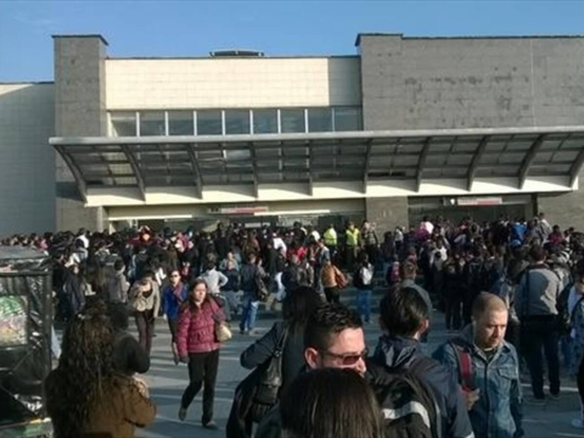 Usuarios de TransMilenio bloquean portal de Las Américas