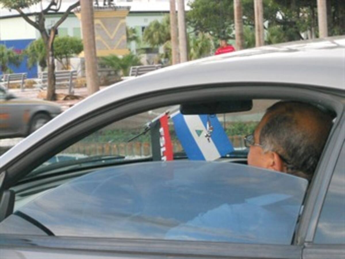 Empleados públicos reciben dinero del petróleo en cheques de Alba Caruna