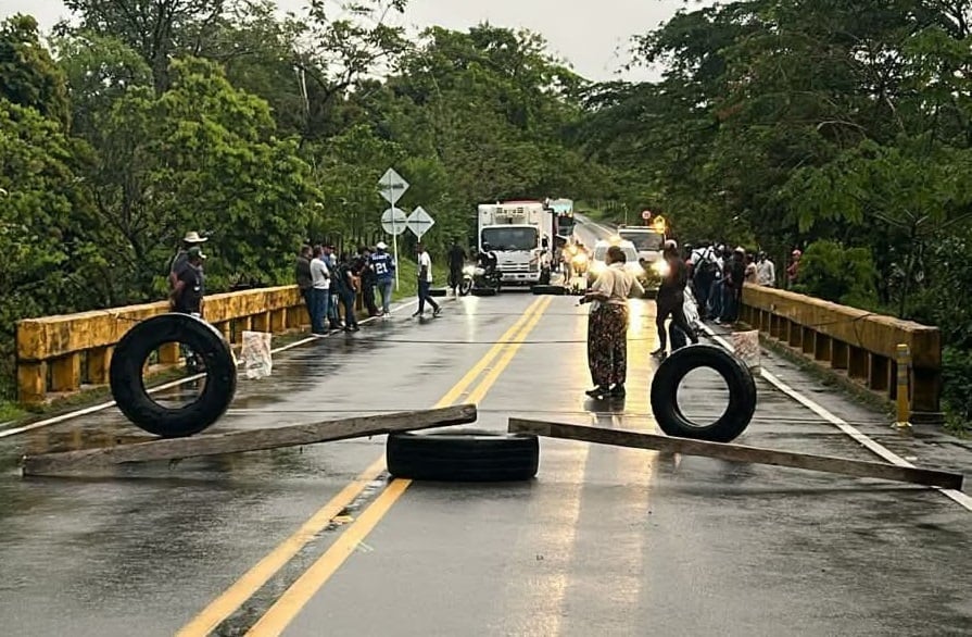 Protesta entre Dabeiba y Mutatá cañón de La Llorona- foto cortesía