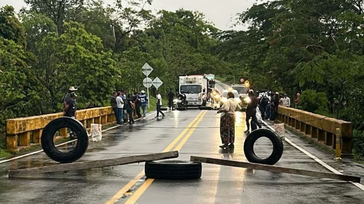 En la vía Medellín-Córdoba hay dos bloqueos en Urabá por reclamantes de tierras