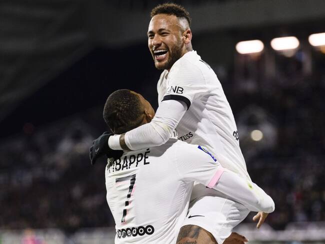 Kylian Mbappé y Neymar celebran uno de los seis goles del PSG ante el Clermont.