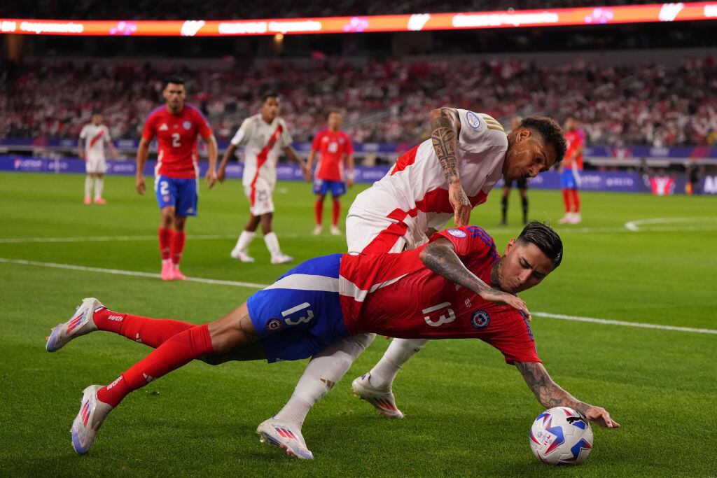 ARLINGTON, TEXAS - JUNE 21: Erick Pulgar of Chile and Paolo Guerrero of Peru battle for the ball during the CONMEBOL Copa America 2024 Group A match between Peru and Chile at AT&T Stadium on June 21, 2024 in Arlington, Texas. (Photo by Sam Hodde/Getty Images)