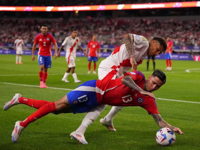 ARLINGTON, TEXAS - JUNE 21: Erick Pulgar of Chile and Paolo Guerrero of Peru battle for the ball during the CONMEBOL Copa America 2024 Group A match between Peru and Chile at AT&T Stadium on June 21, 2024 in Arlington, Texas. (Photo by Sam Hodde/Getty Images)