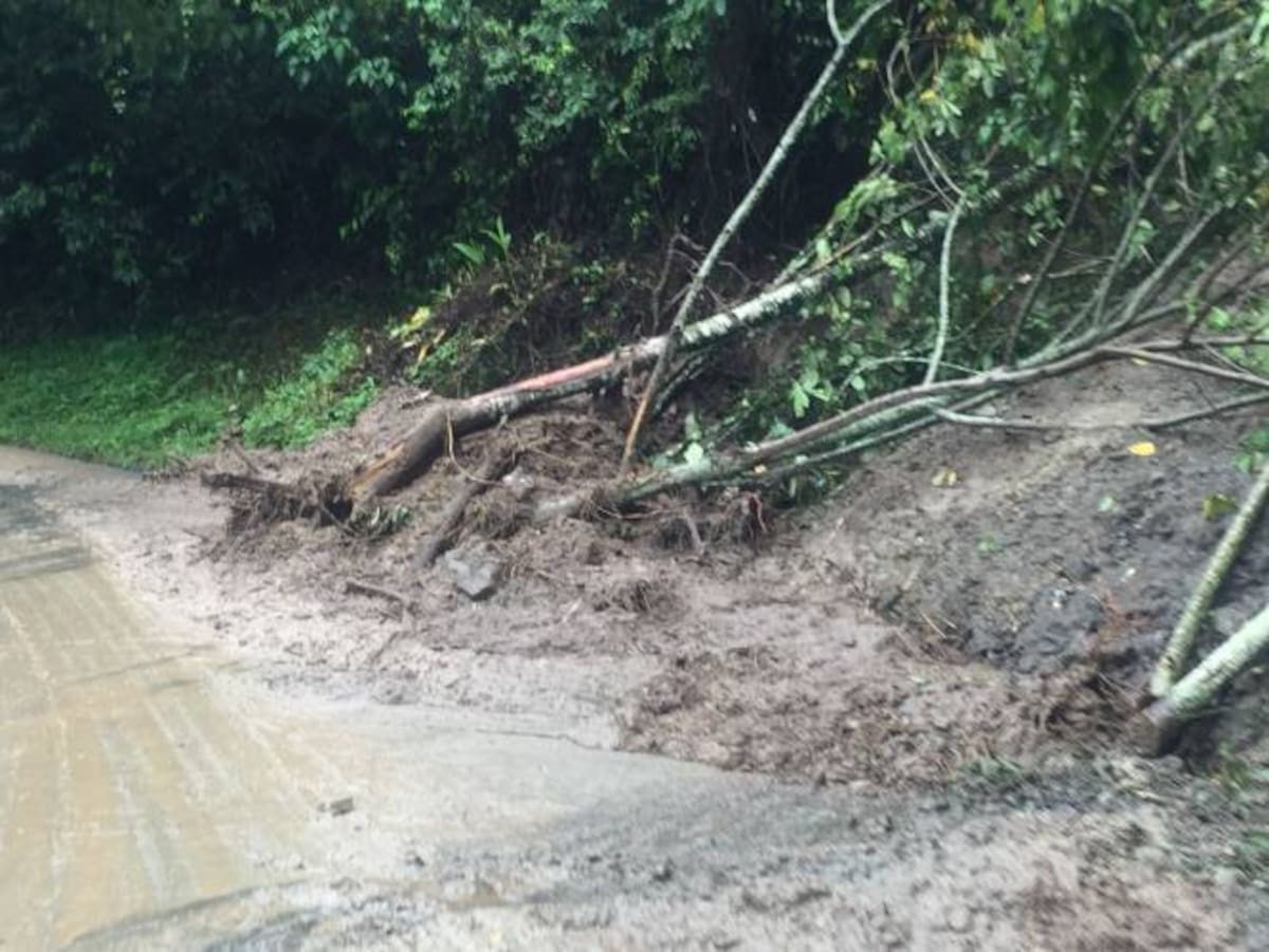 Vía hacia La Florida afectada por deslizamiento de tierra