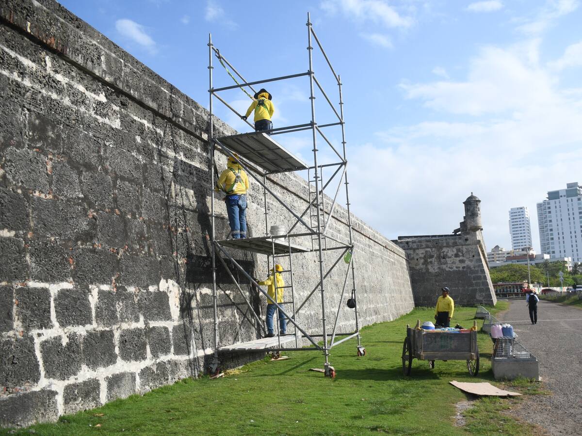 Etcar avanza en el retiro de costra negra en más de 1.500 m2 de muralla