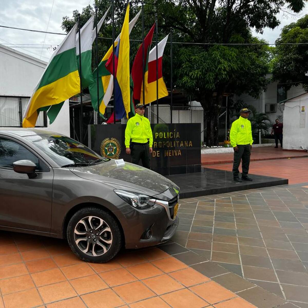 Transitaba con placas falsas y números de identificación alterados