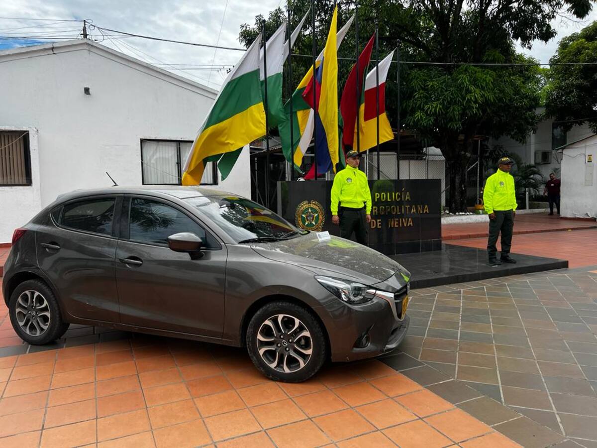 Transitaba con placas falsas y números de identificación alterados