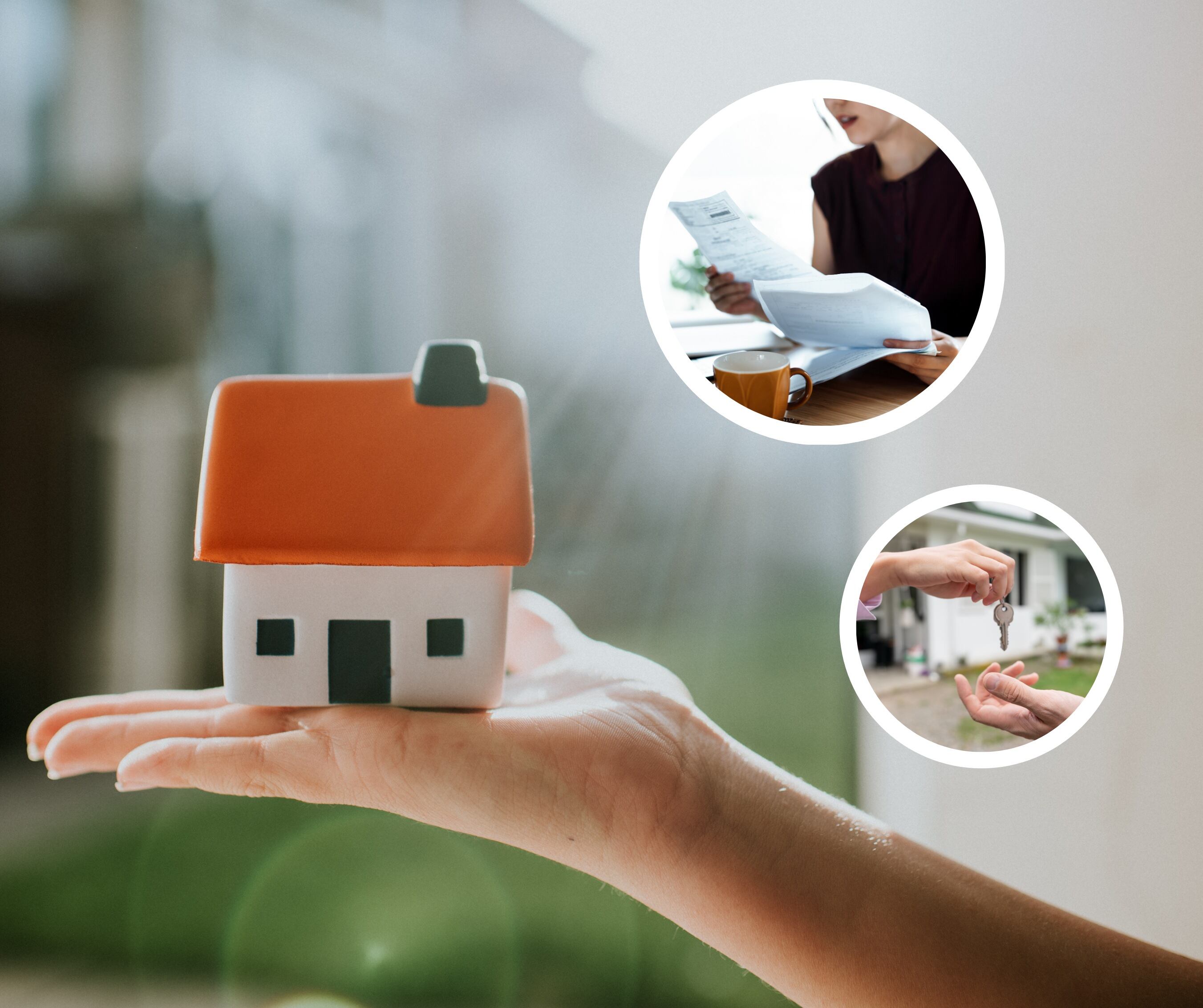 Mujer sosteniendo una casa pequeña en su mano junto a otra persona que esta sosteniendo unos documentos y de fondo alguien entregando las llaves de una vivienda (Foto vía Getty Images)