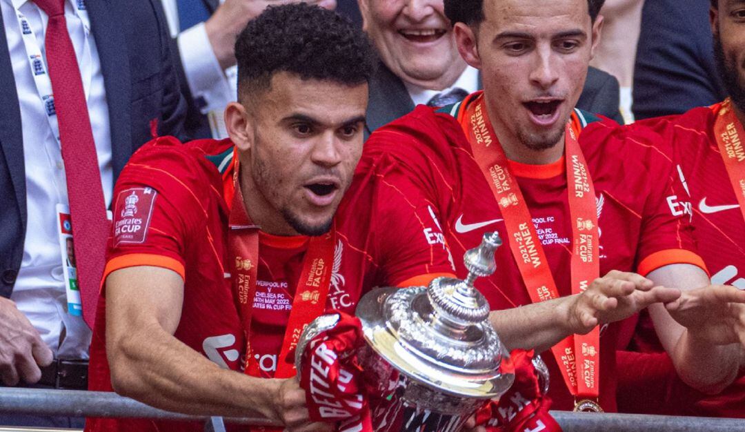 Luis Díaz con el trofeo de la FA Cup