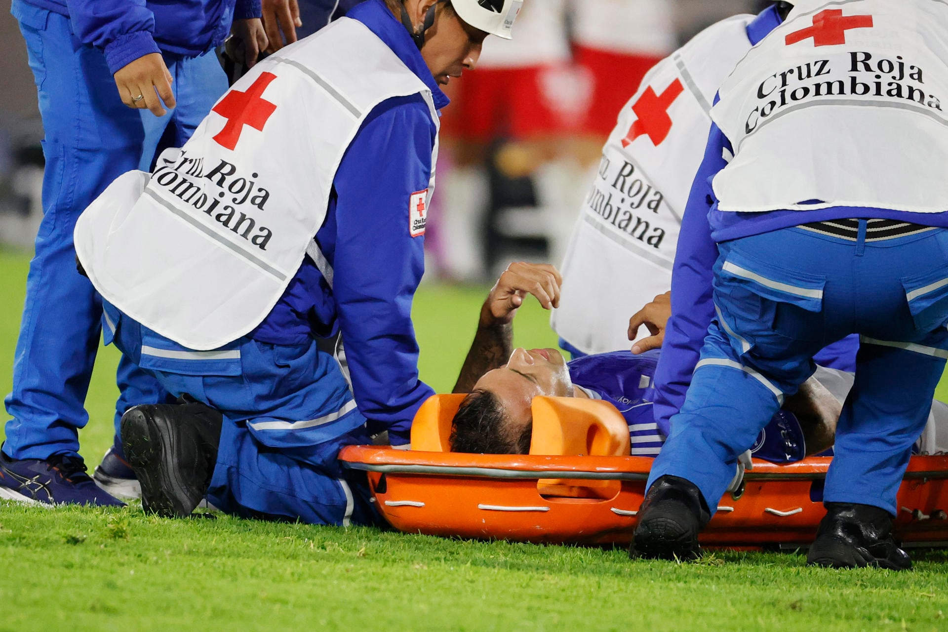 Rodrigo Contreras recibe atención médica tras el fuerte golpe que recibió en la cabeza / EFE.