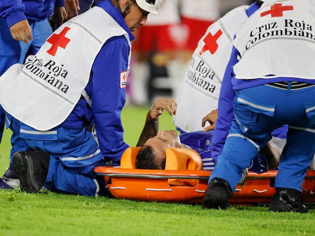 Rodrigo Contreras recibe atención médica tras el fuerte golpe que recibió en la cabeza / EFE.