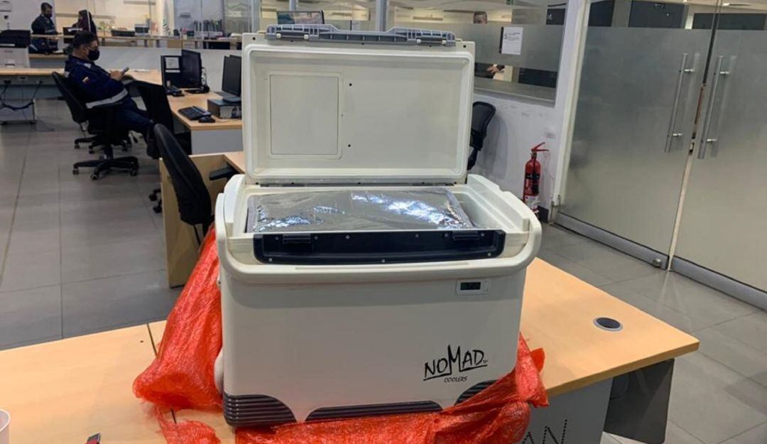 Esta es la nevera con dosis de vacunas incautadas en el Aeropuerto El Dorado, en Bogotá
