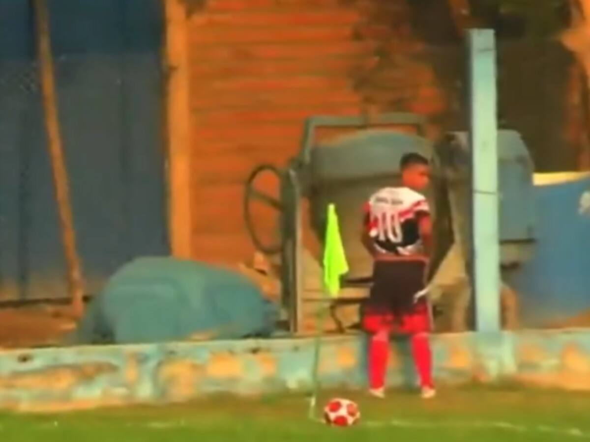 VIDEO: ¡Pasa solo en Sudamérica! Expulsaron a jugador por orinar en pleno tiro de esquina