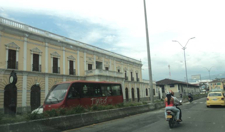 Desde las 5:20AM hasta las 9:00AM Toda la información local en Caracol Radio