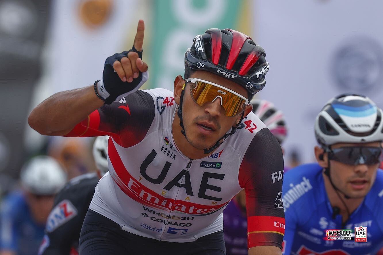 Juan Sebastián Molano celebra la victoria en Malasia / @TeamEmiratesUAE