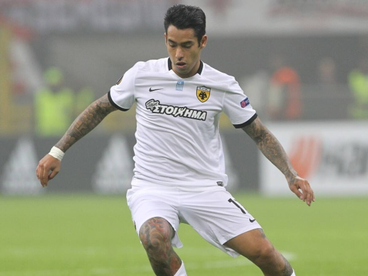 Sergio Araujo del AEK Atenas protagonizó el 'blooper' de la jornada