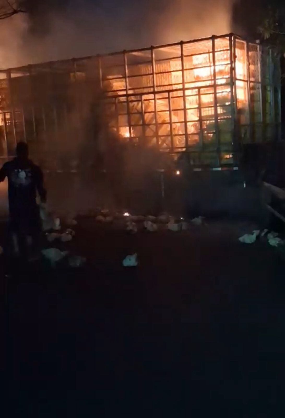 Investigan instalación de explosivos cerca de donde incineraron camión con pollos vivos en Jamundí