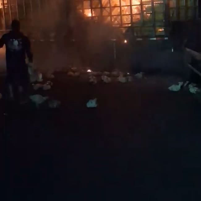 Investigan instalación de explosivos cerca de donde incineraron camión con pollos vivos en Jamundí