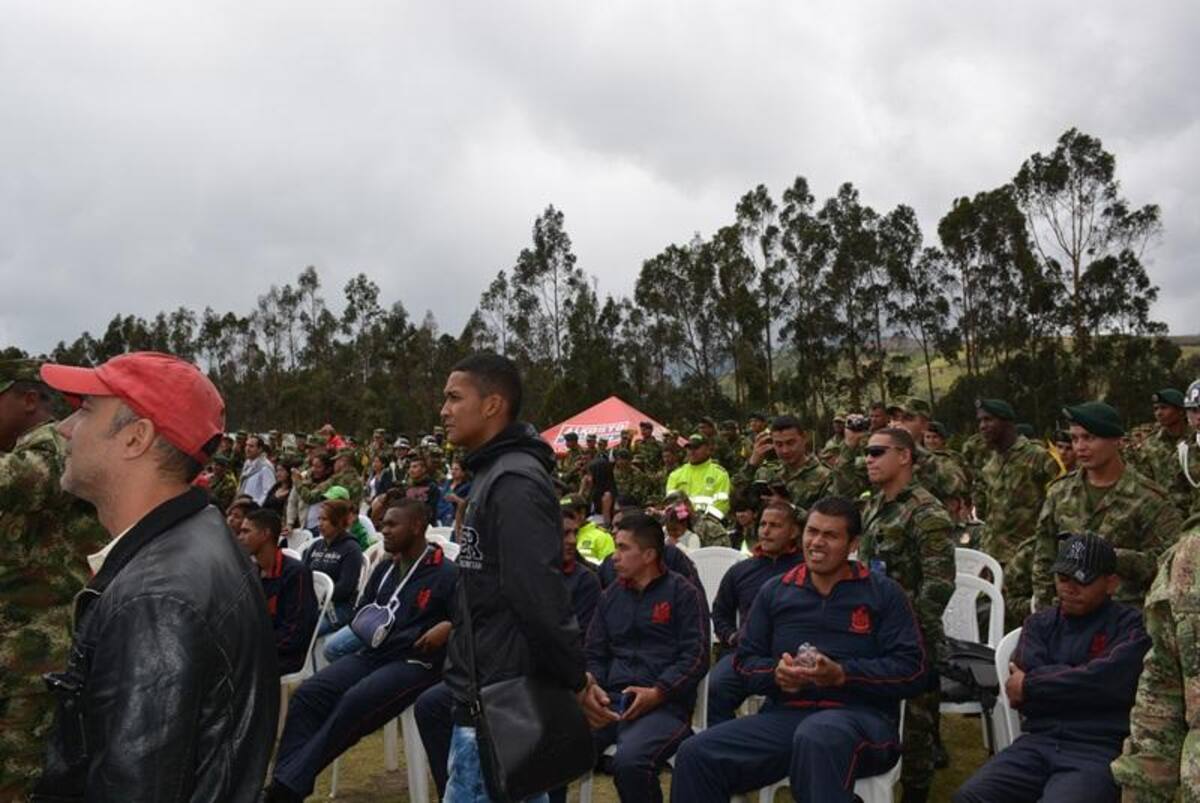 El artista colombiano se tomó fotos con los uniformados. Foto: Caracol Radio