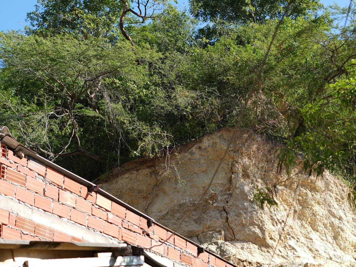 Iniciarán trabajos con maquinaria amarilla para remover material que cayó sobre casas