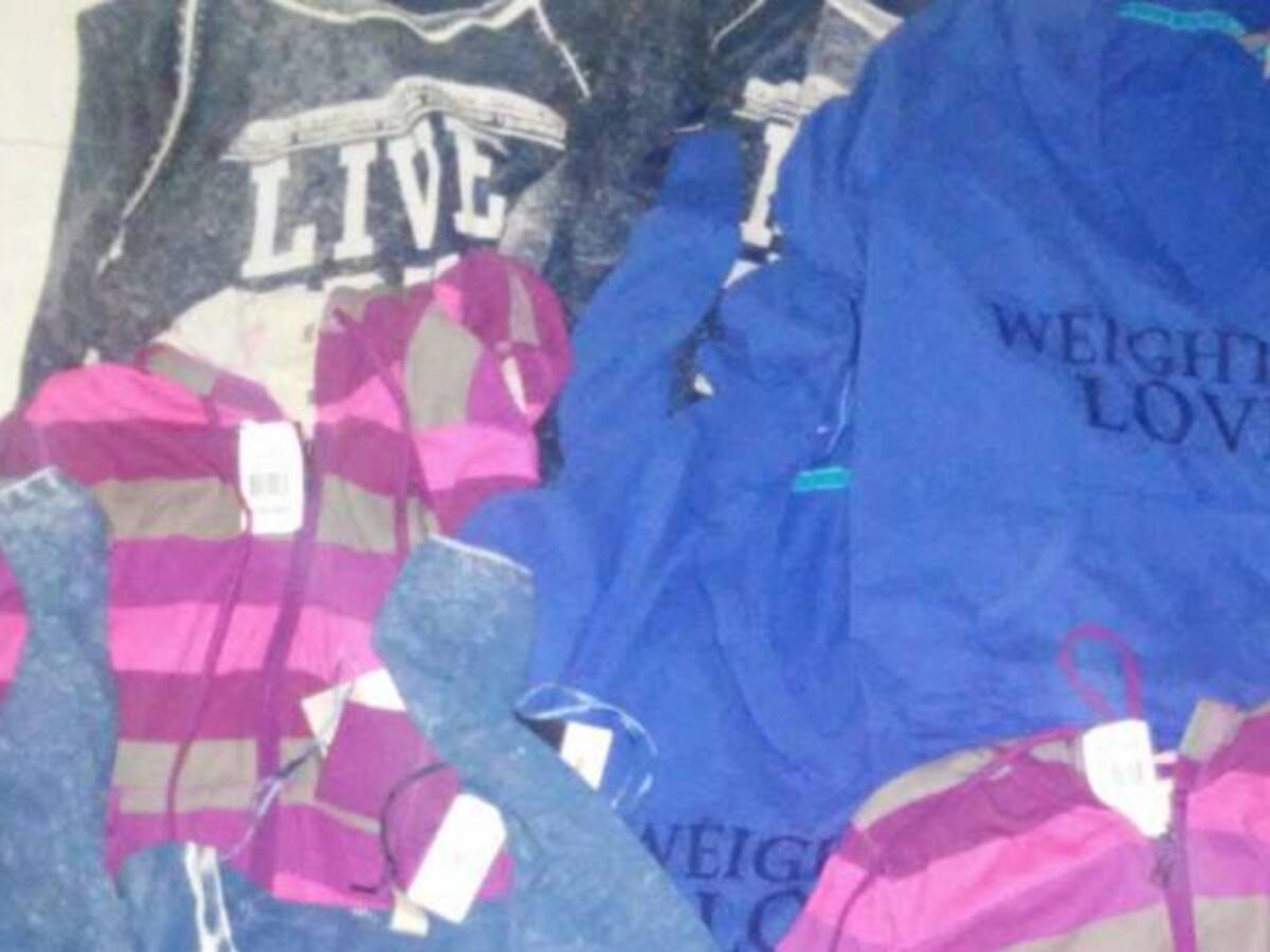 Dos mujeres pretendían hurtar de un almacén 14 buzos