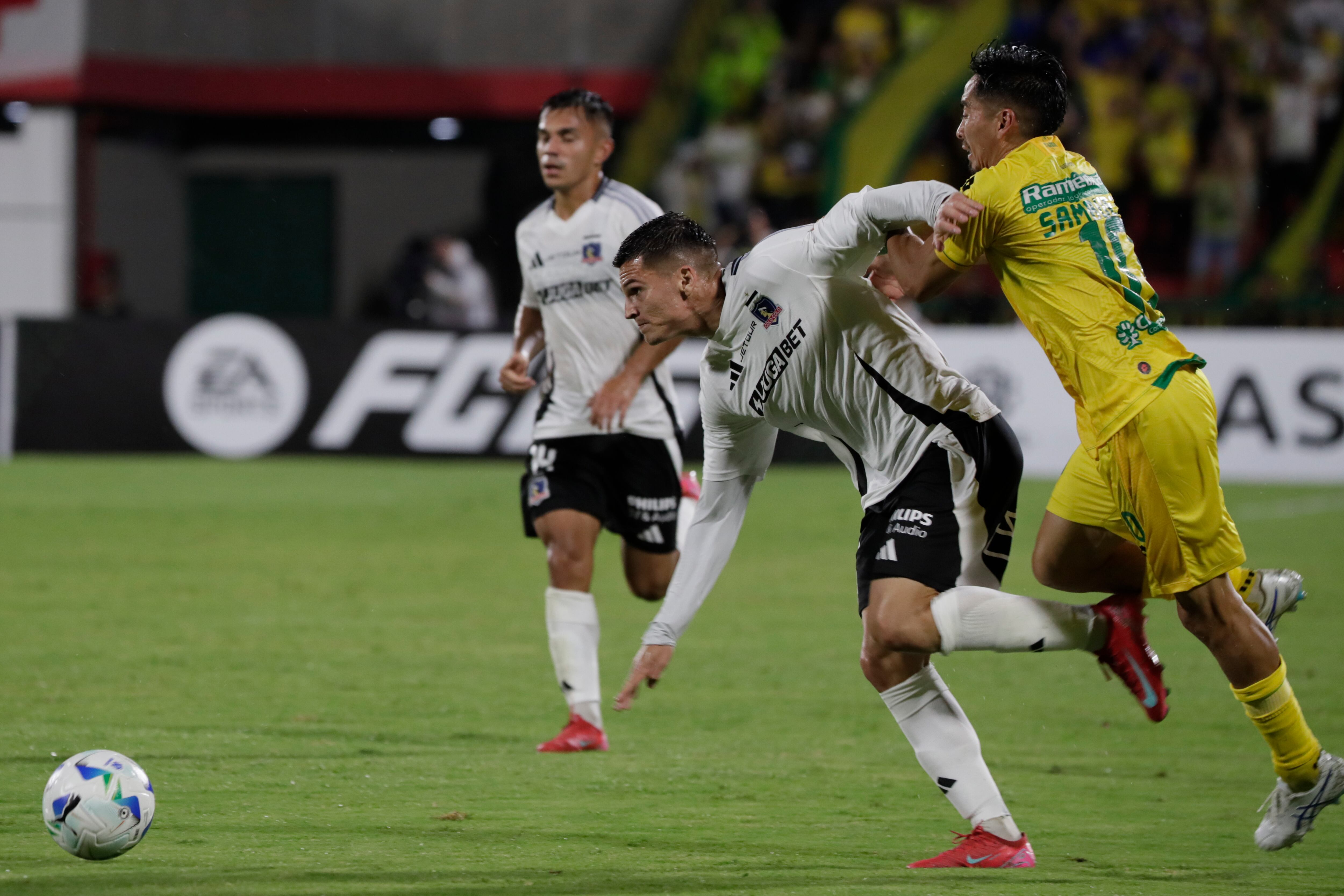 Bucaramanga vs. Colo-Colo (Colombia). EFE/ Carlos Ortega