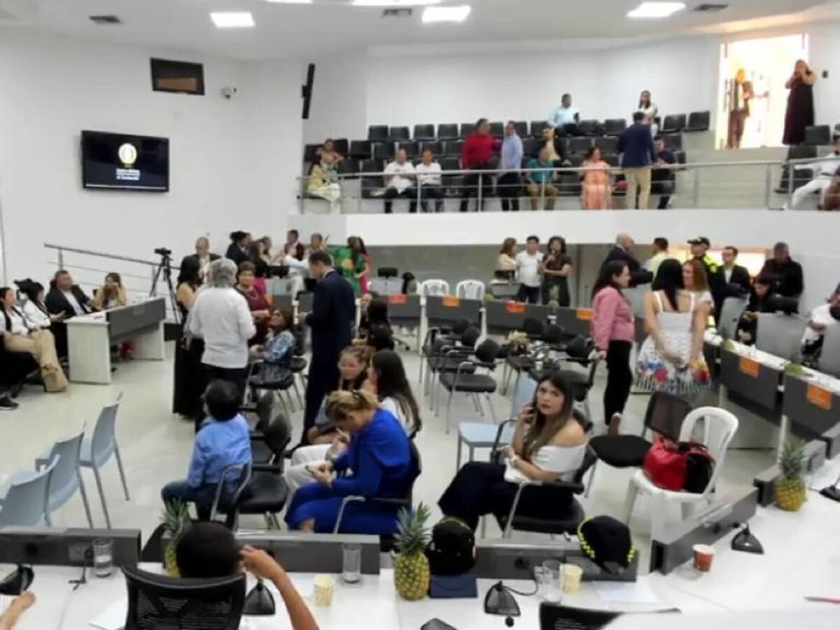 Diputado llegó con piñas para sus compañeros en la instalación de las sesiones ordinarias
