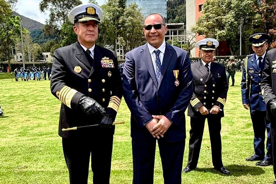 Armada Nacional entrega reconocimiento a Rector de Unicartagena
