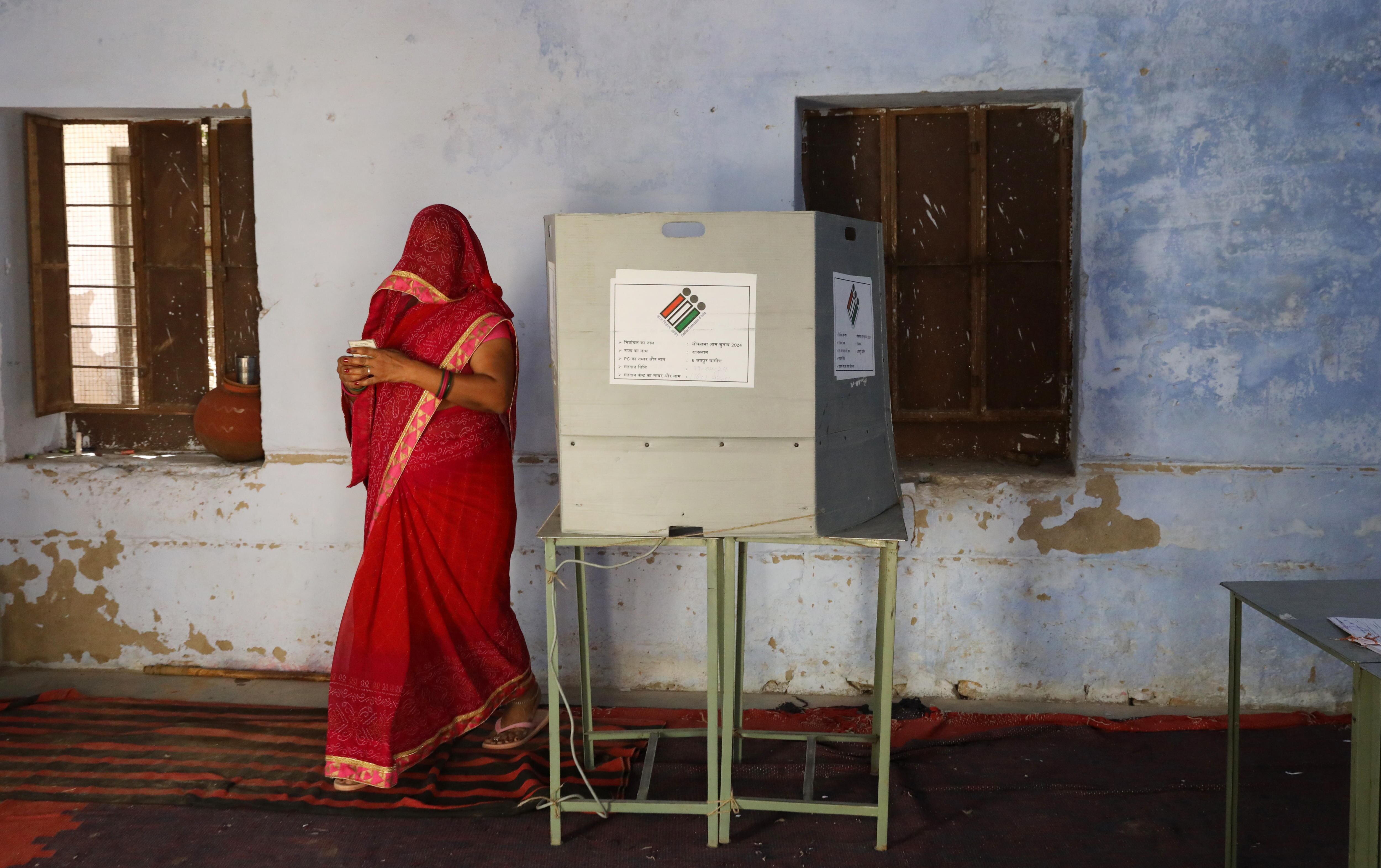 Mujer luego de votar en la primera jornada de elecciones en India. 
 EFE/EPA/RAJAT GUPTA